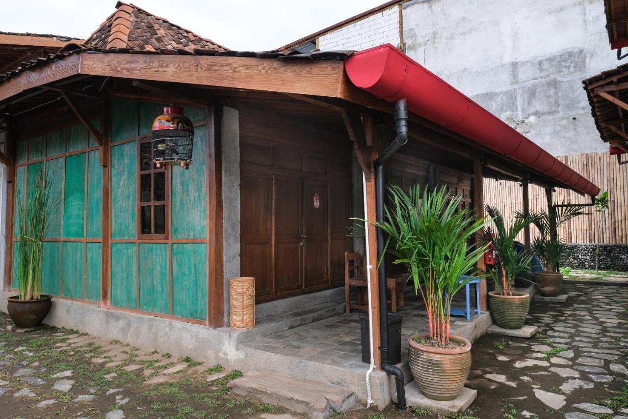 Kampung Lawasan Heritage Cottage Джокьякарта Экстерьер фото